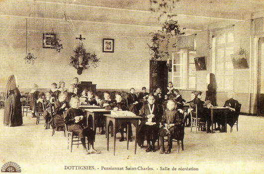 Institut St-Charles - Salle de récréation